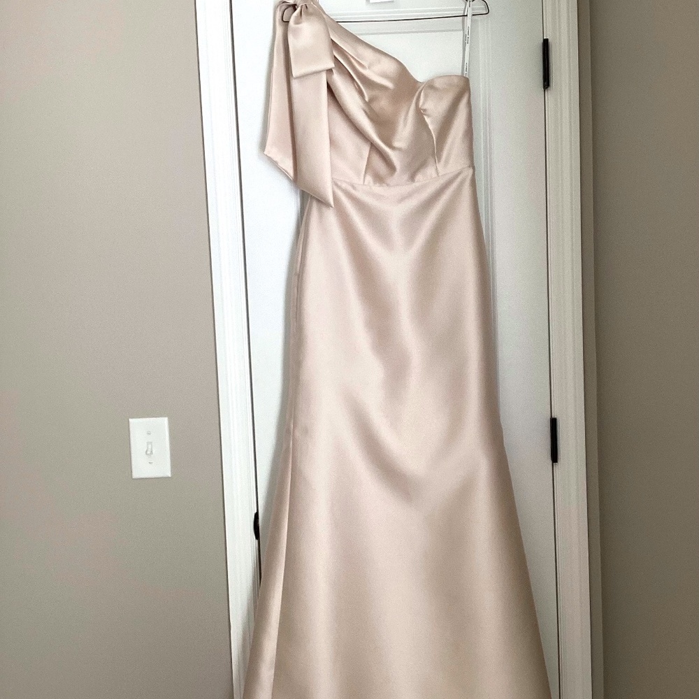 Alfred Sung, One Shoulder Bow Trumpet Gown, Size 4, Champagne